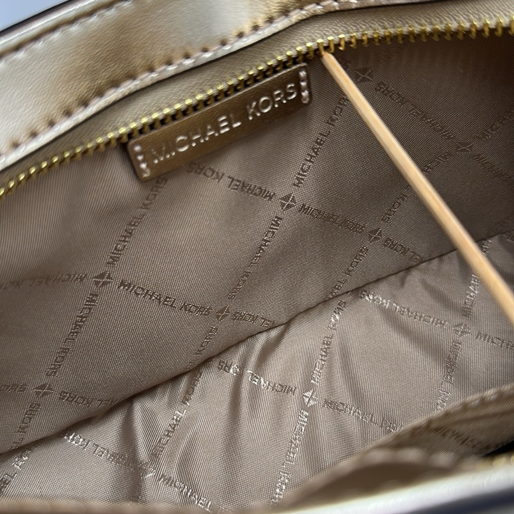 MICHAEL KORS CARMEN SMALL
POUCHETTE SHOULDER CHAIN BAG
Pale Gold/GOLDEN HARDWARE - Picture 10 of 14